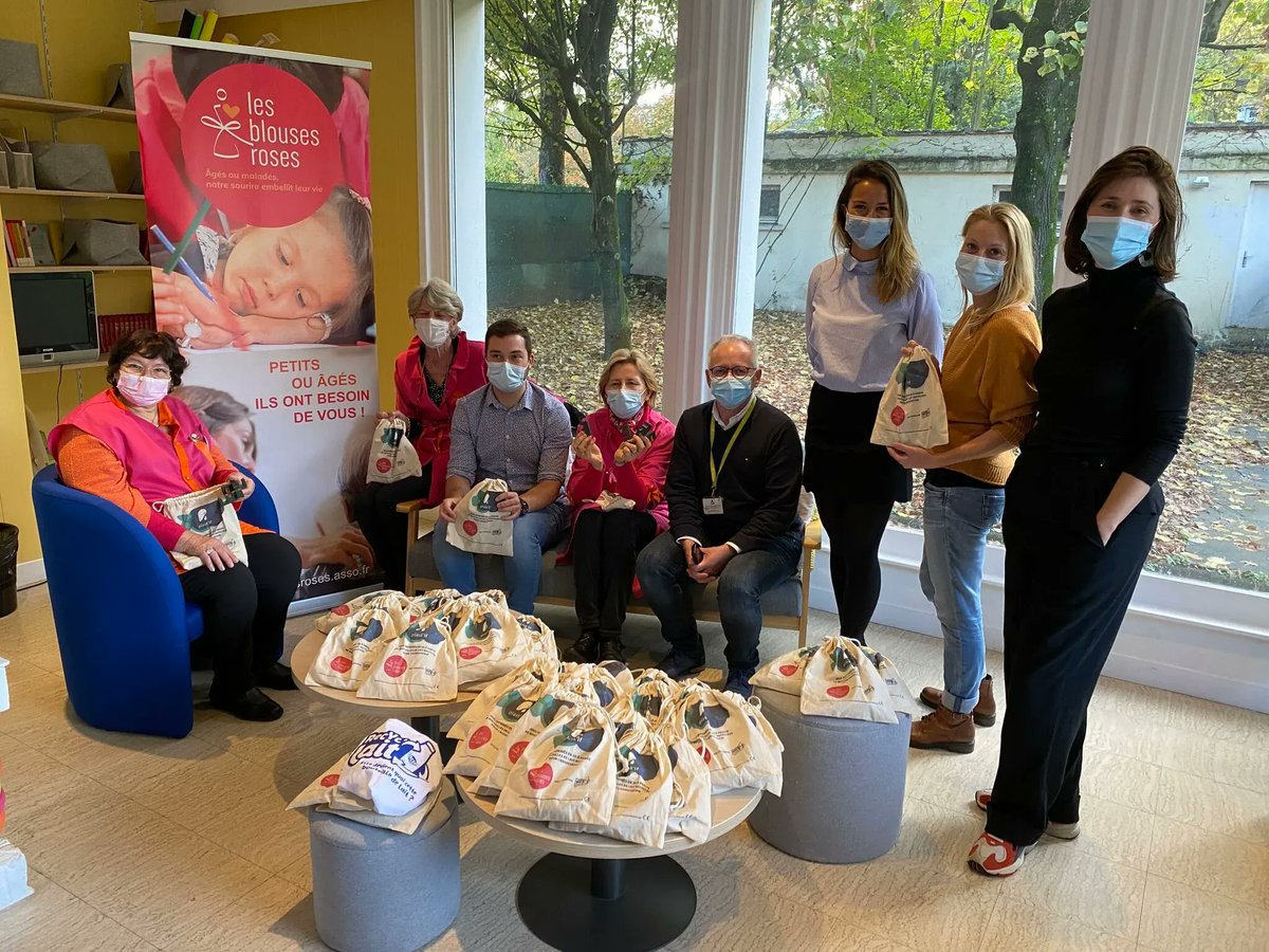 [PLAST'IF X LACTEL] La machine Recyc'lait transforme vos bouteilles de lait en jouets pour l'association Les Blouses Roses afin qu'ils soient redistribués aux enfants hospitalisés, voici un aperçu au CHU de Lille vendredi dernier !
buff.ly/3niyxvs
#recyclage #plastic