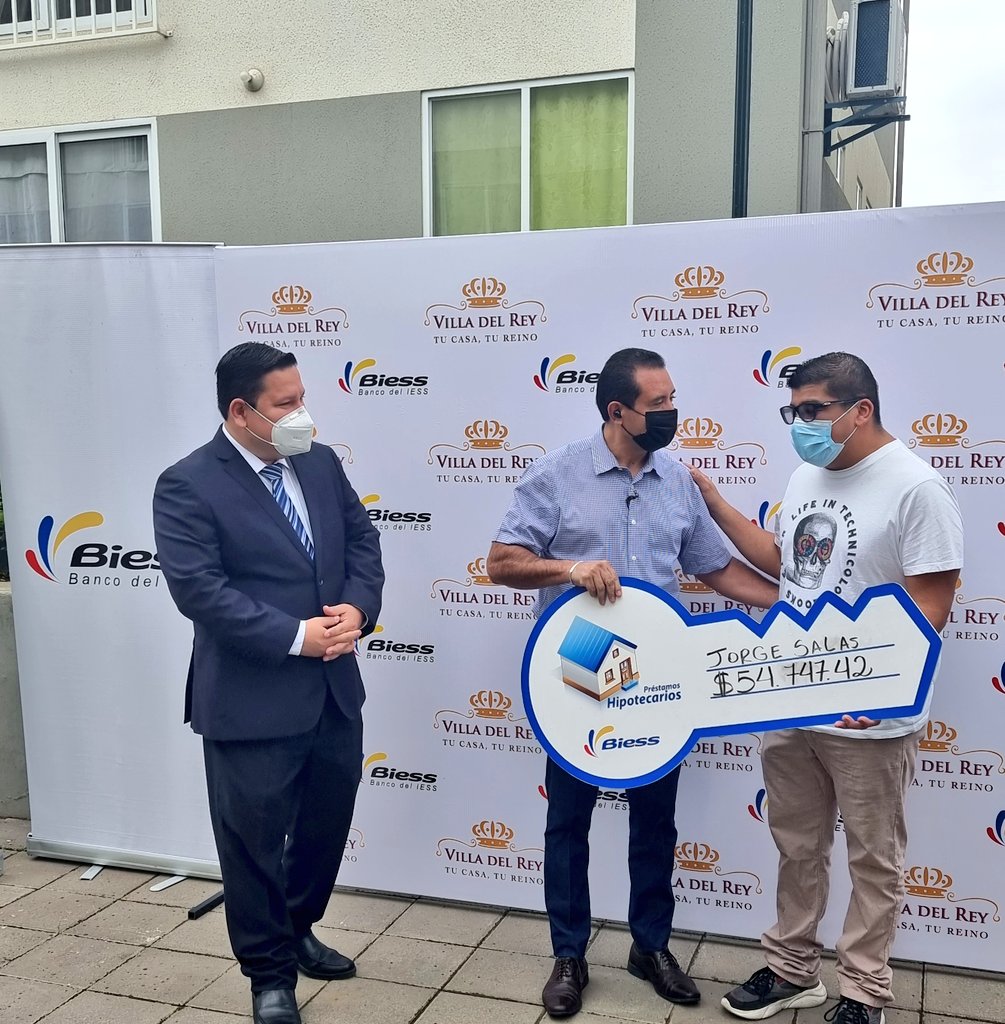 IvanFTobar's tweet photo. #MásViviendas que alegría compartir este momento con nuestros usuarios del @BiessEcuador Estamos entregando casas, a varias familias que hicieron su sueño posible y compraron su vivienda a través de un #CréditoHipotecario #Daule #Guayas https://t.co/43uqqGPlFH