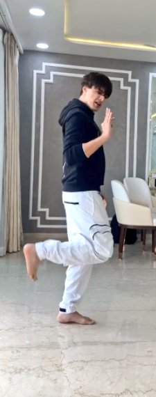 What an energetic dance moves😍🔥 His hairs n expressions while dancing.. Damn..watchin it on loop😘 My mom was saying ky dekhri h baar bar.. I showed this to her n she said 'Are waah Kartik❤ye toh aur handsome ho gya'😄💗 #MohsinKhan thank u for fufiling our wishes😍