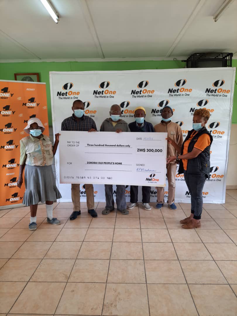 NetOneCellular's tweet photo. @NetOneCellular donates Christmas groceries as well $ZWL 300 000 to Zororai Old People’s home in Mutare. This mandate is part of NetOne’s anniversary celebrations and its mandate to transform and develop communities. #NetOneAt25 #ConnectingCommunities https://t.co/cIBkPMNqnF