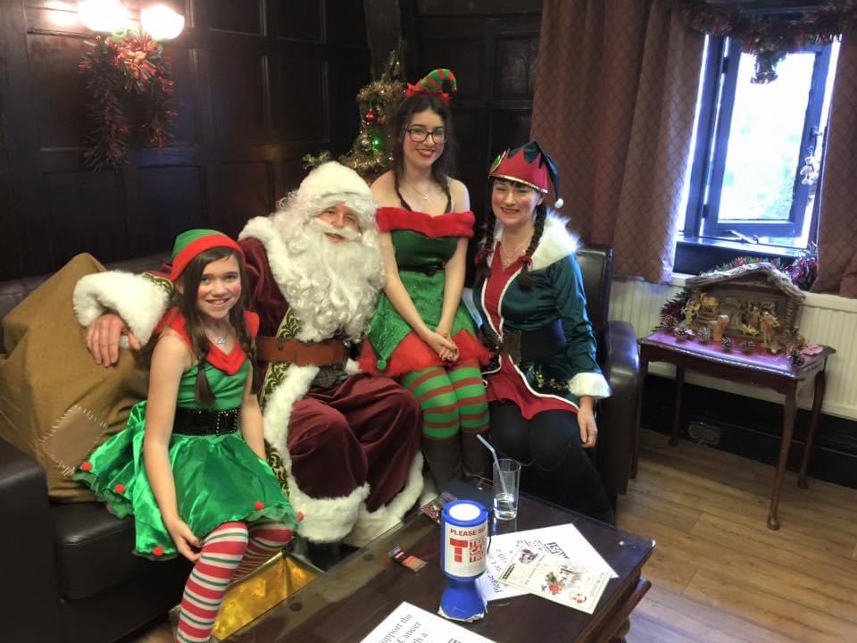 Lizzieannie's tweet photo. Ahh love that @EmilyMay_B is keeping up the family Elf tradition! Here are the Elf Family photo’s with @JohnPye7 @EastBookshop 
Wishing all @MSurgery a #HappyChristmas you are all amazing!! https://t.co/UCNPRjr4HC