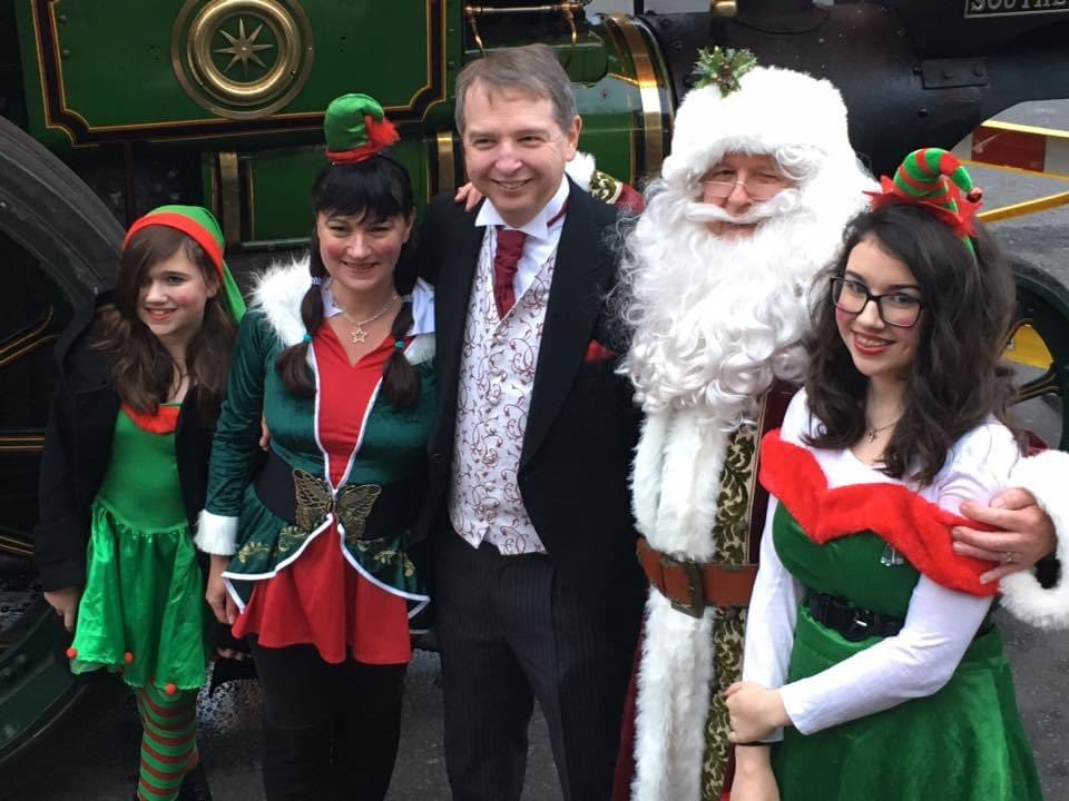 Lizzieannie's tweet photo. Ahh love that @EmilyMay_B is keeping up the family Elf tradition! Here are the Elf Family photo’s with @JohnPye7 @EastBookshop 
Wishing all @MSurgery a #HappyChristmas you are all amazing!! https://t.co/UCNPRjr4HC