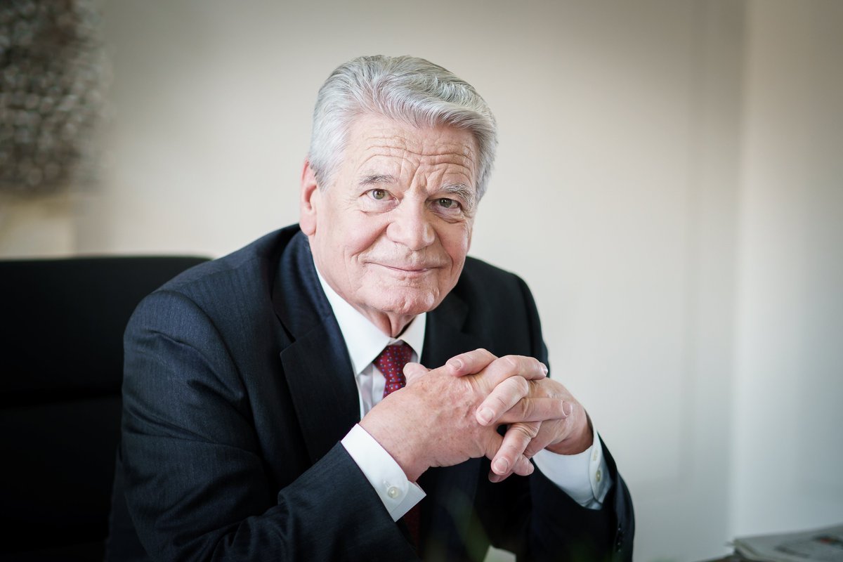 fb_einbeck's tweet photo. Altbundespräsident Joachim #Gauck kommt nun am 22. September nächsten Jahres zu einer #Lesung nach #Einbeck. Der #Kulturring teilte heute den Nachholtermin mit. Gauck wird aus seinem Buch „#Toleranz – einfach schwer“ im Wilhelm-#Bendow-Theater lesen: https://t.co/FbwpnYXzqm https://t.co/fzEfhvwW5x
