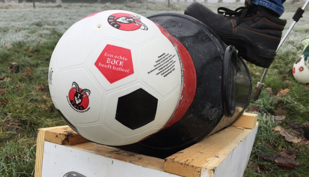 Een bal komt zachter aan dan een deksel en is dus veiliger. Zorg ook voor een stevige melkbus die in goede staat is, met stevige bodem die niet achteruit kan schieten na het ontsteken.

#WieisdeBock #alleensamenmeteenBOCKdieschietenkan #eenechtebockheeftdoppenop