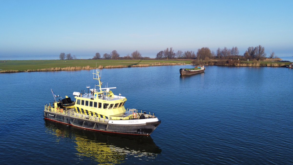 VLW_Thijs's tweet photo. #RWS25 in vluchthaven de Nes. Op een paar schepen na is het flink opgeruimd ๐ช๐ป Er wordt een plan gemaakt om de gestrande woonboot weg te halen. #Rijkswaterstaat #Geelophetwater https://t.co/8Vqcvtcbeb