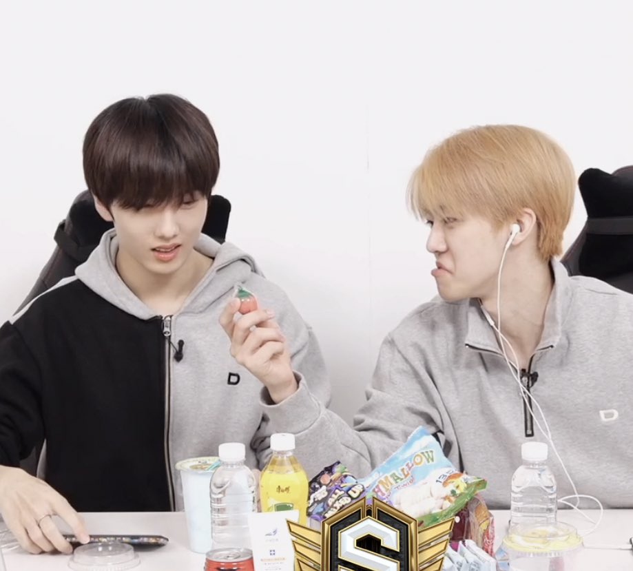 สตอเบอรี่ล่ะดูทำหน้าเข้า555552525253535 นึกถึงตอนนั้นเลยเผลอพูดสตอเบอรี่ พอรู้ปุ๊บ อี๋ๆ