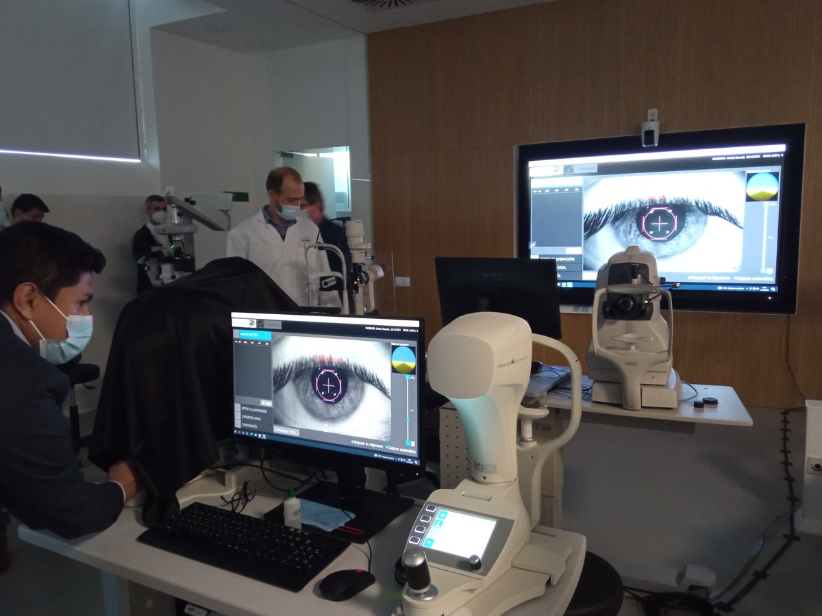 ClinicITraininC's tweet photo. Seguimos debatiendo con el segundo paciente @jpnbcn Dr Francisco Pérez Dra Rosalía Méndez @pedroarrivilla compartiendo biomicroscopía y #CorvisST en streaming https://t.co/VtA8nrTisj