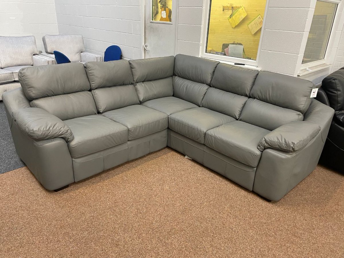 💨 FAST DELIVERY!!! 💨

Real leather corner unit just £1599
Only 2 remaining this year!

aintreesofas.com/product/vaness…