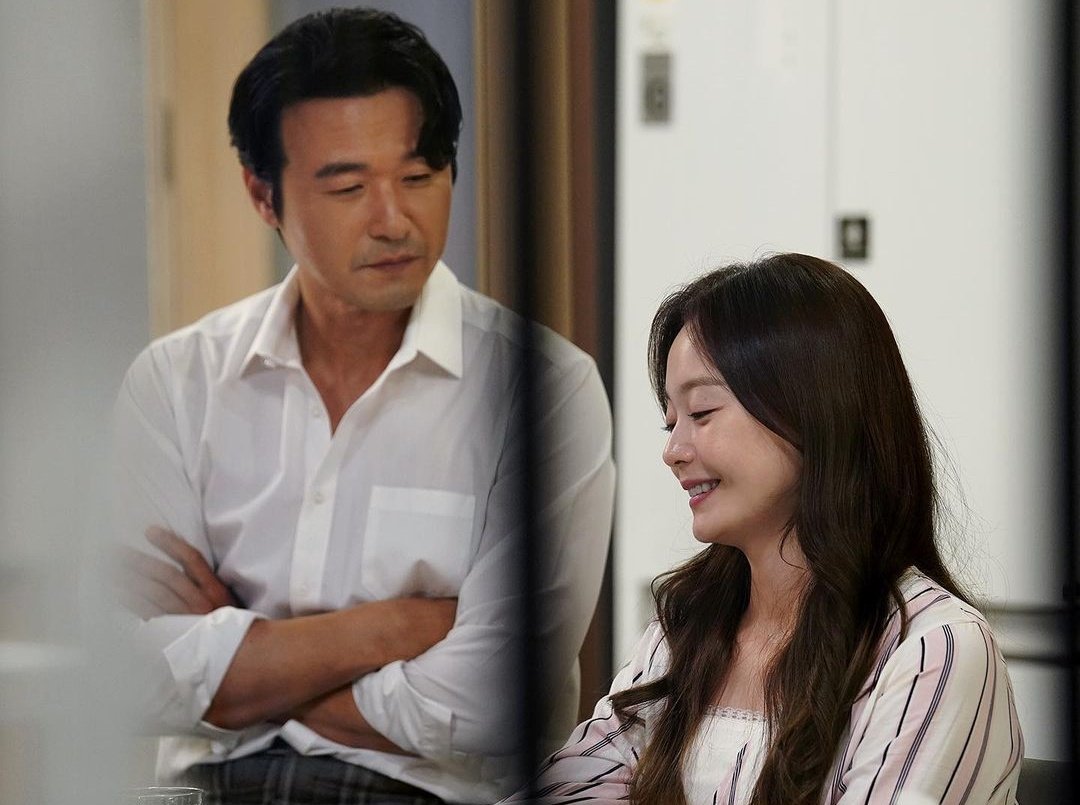 mongnoonaa's tweet photo. When we were together, loved you at your worst.
But that didn't matter...😭😭😭
There's no damn way that you could fall in love with somebody that quickly- 

#SongYoonAh #송윤아 
#LeeSungJae #JeonSoMin
#ShowWindow #ShowWindowEp5 #ShowWindowEp6 

https://t.co/L5gcsjzqku https://t.co/sNR4VYnVjf