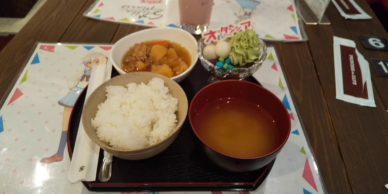 @surume1119 二年前のリステDDコラボカフェで実食した、家庭科部謹製肉じゃが定食。 