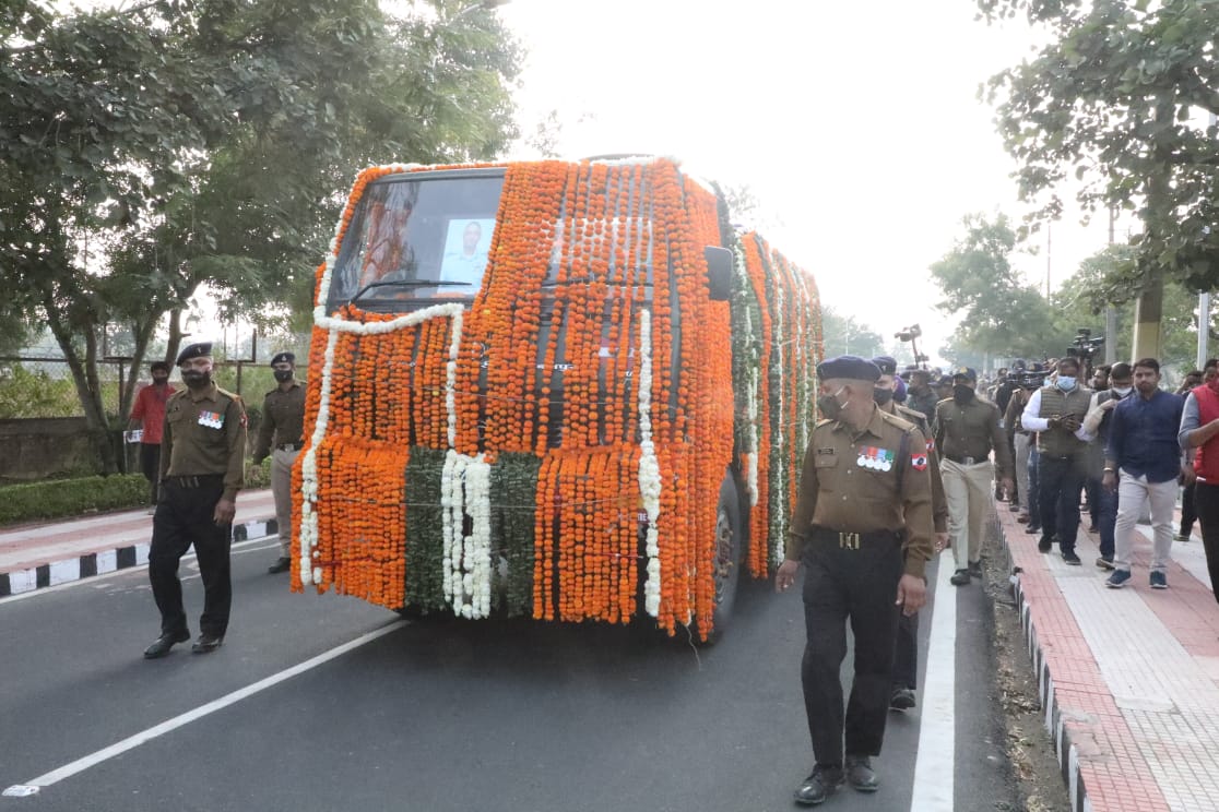 ChouhanShivraj's tweet image. वरुणो वीरो वीरगतिमवाप्त:

सीडीएस जनरल विपिन रावत जी के साथ दुर्घटना का शिकार ग्रुप कैप्टन वरुण सिंह जी का पार्थिव शरीर आज भोपाल आया है। वीर के स्पर्श से यह माटी धन्य हो गई। #VarunSingh