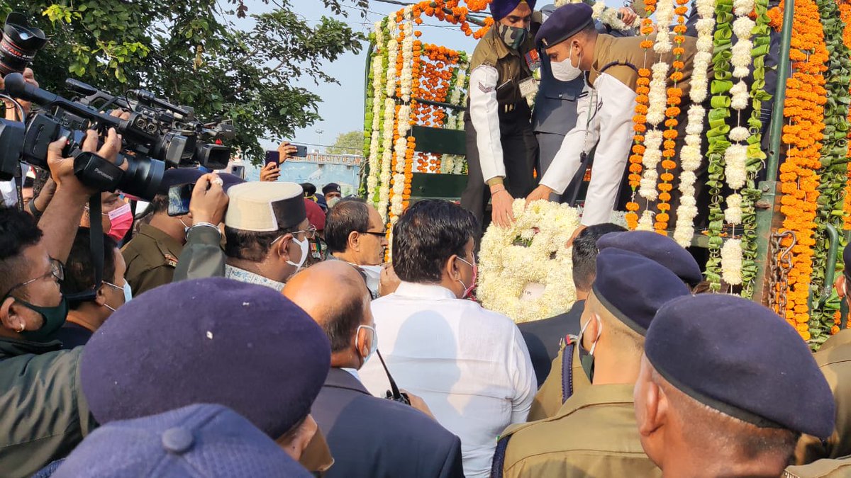 ChouhanShivraj's tweet image. वरुणो वीरो वीरगतिमवाप्त:

सीडीएस जनरल विपिन रावत जी के साथ दुर्घटना का शिकार ग्रुप कैप्टन वरुण सिंह जी का पार्थिव शरीर आज भोपाल आया है। वीर के स्पर्श से यह माटी धन्य हो गई। #VarunSingh