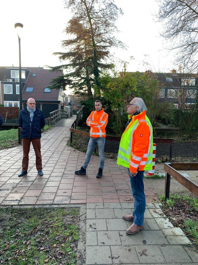 Arjankraijo's tweet photo. Vanochtend actief met buitenruimte en werkgroep Blokweer. Bloembollen planten als onderdeel van een #bonteberm. Hopelijk volgend jaar 8 maanden bloeiende berm met veel biodiversiteit, bloemen, kruiden, insecten en โnatuurbelevingโ. https://t.co/MDmZ3uXGwL