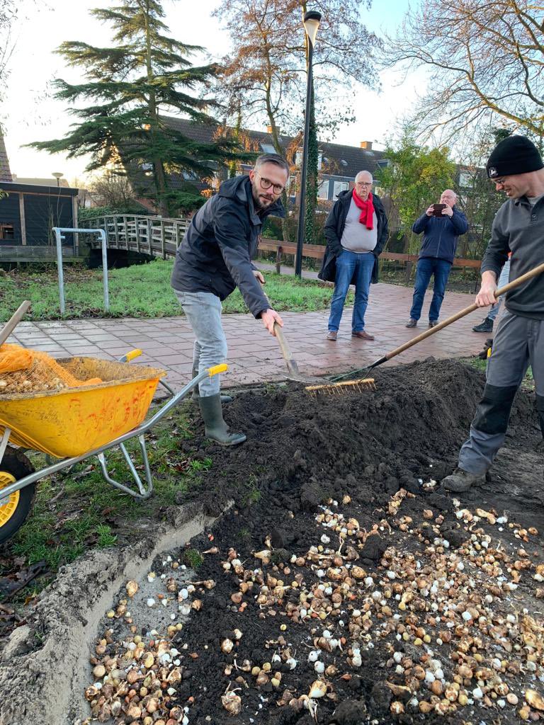 Arjankraijo's tweet photo. Vanochtend actief met buitenruimte en werkgroep Blokweer. Bloembollen planten als onderdeel van een #bonteberm. Hopelijk volgend jaar 8 maanden bloeiende berm met veel biodiversiteit, bloemen, kruiden, insecten en โnatuurbelevingโ. https://t.co/MDmZ3uXGwL