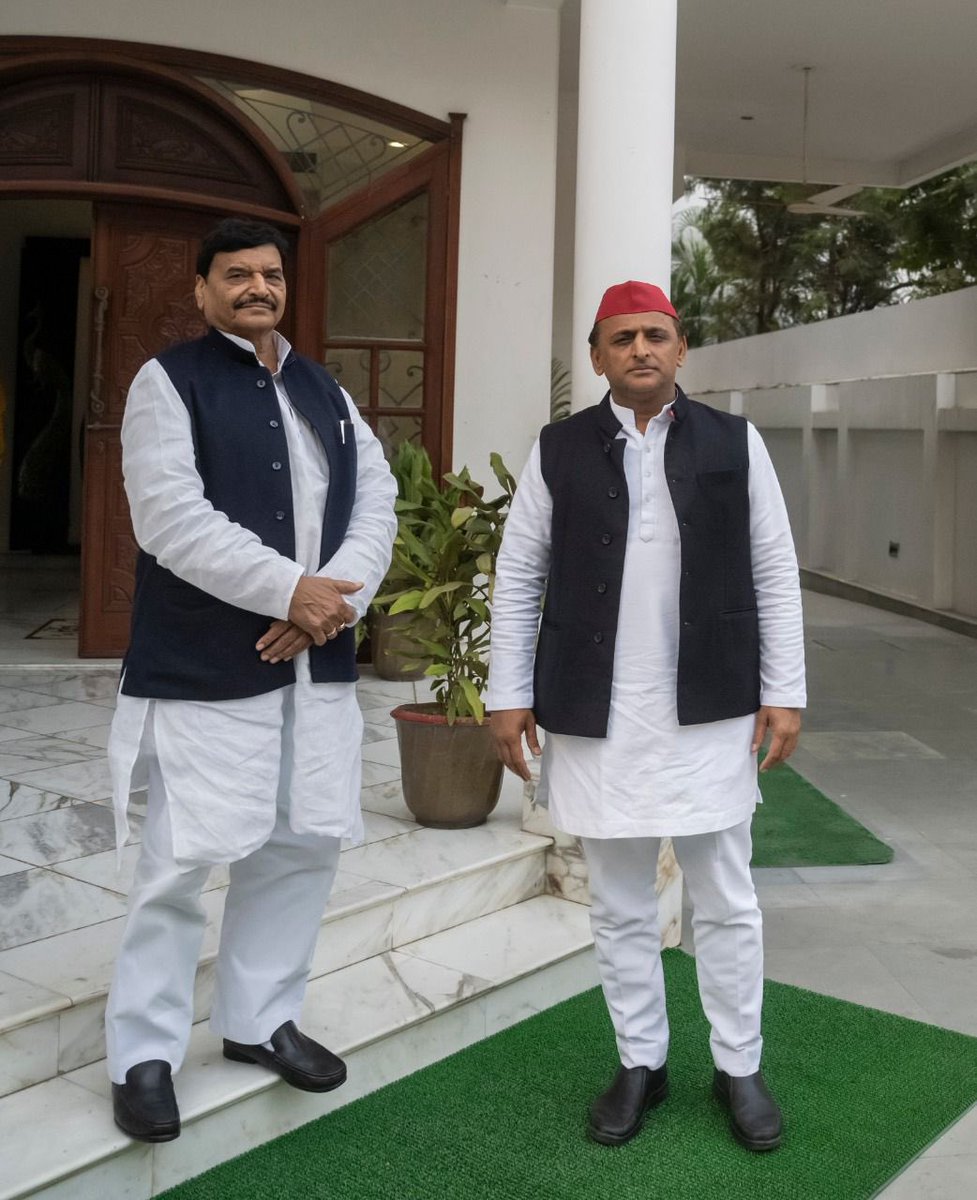 yadavakhilesh's tweet image. प्रसपा के राष्ट्रीय अध्यक्ष जी से मुलाक़ात हुई और गठबंधन की बात तय हुई।

क्षेत्रीय दलों को साथ लेने की नीति सपा को निरंतर मजबूत कर रही है और सपा और अन्य सहयोगियों को ऐतिहासिक जीत की ओर ले जा रही है। 

#बाइस_में_बाइसिकल