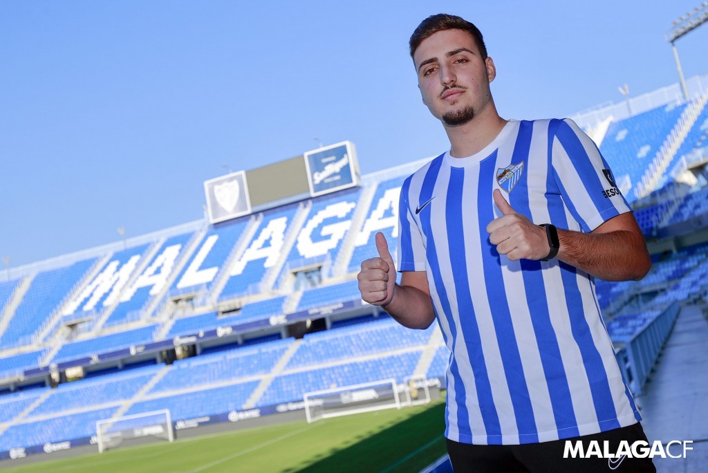 MalagaCF's tweet photo. Javi es nuestro nuevo jugador de FIFA 22, ¡nos unimos al #TeamRubiales! 🎮 🔥

Bienvenido a la Familia Malaguista, @RubialesMVP 💙

¡@esportslaliga, allá vamos! 

#TiraDeGenio #FIFA22 #eSports https://t.co/6xK3lkBO47