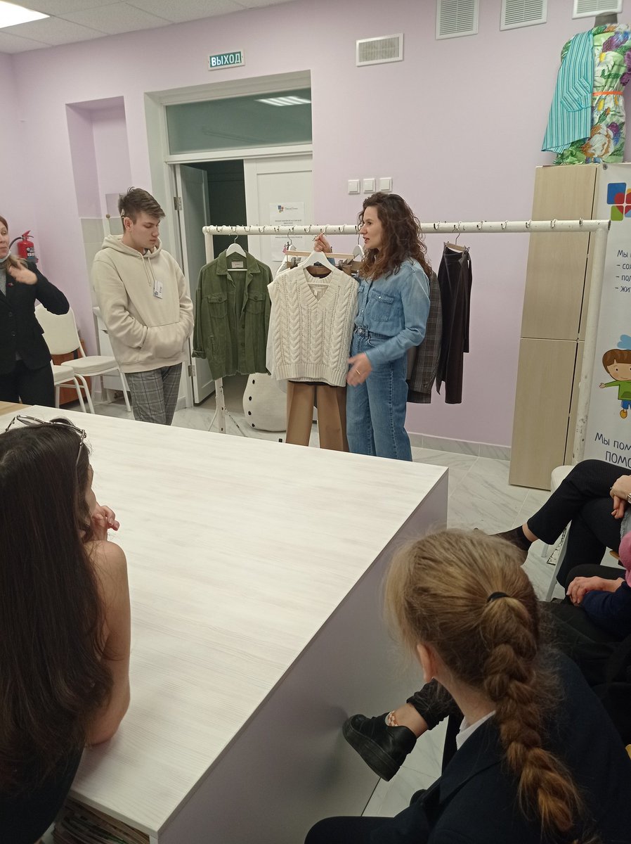 Internat5tlt's tweet photo. Сегодня в нашей школе в рамках профориентационного проекта прошёл интересный мастер- класс с известным стилистом Тольятти- Еленой Амельченко, организо��анный благотворительным фондом "ДетскиеДомики". https://t.co/Kdi1qPgCkK
