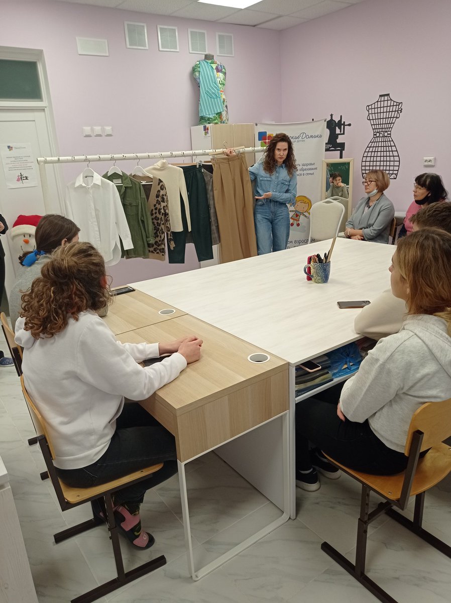 Сегодня в нашей школе в рамках профориентационного проекта прошёл интересный мастер- класс с известным стилистом Тольятти- Еленой Амельченко, организованный благотворительным фондом "ДетскиеДомики".