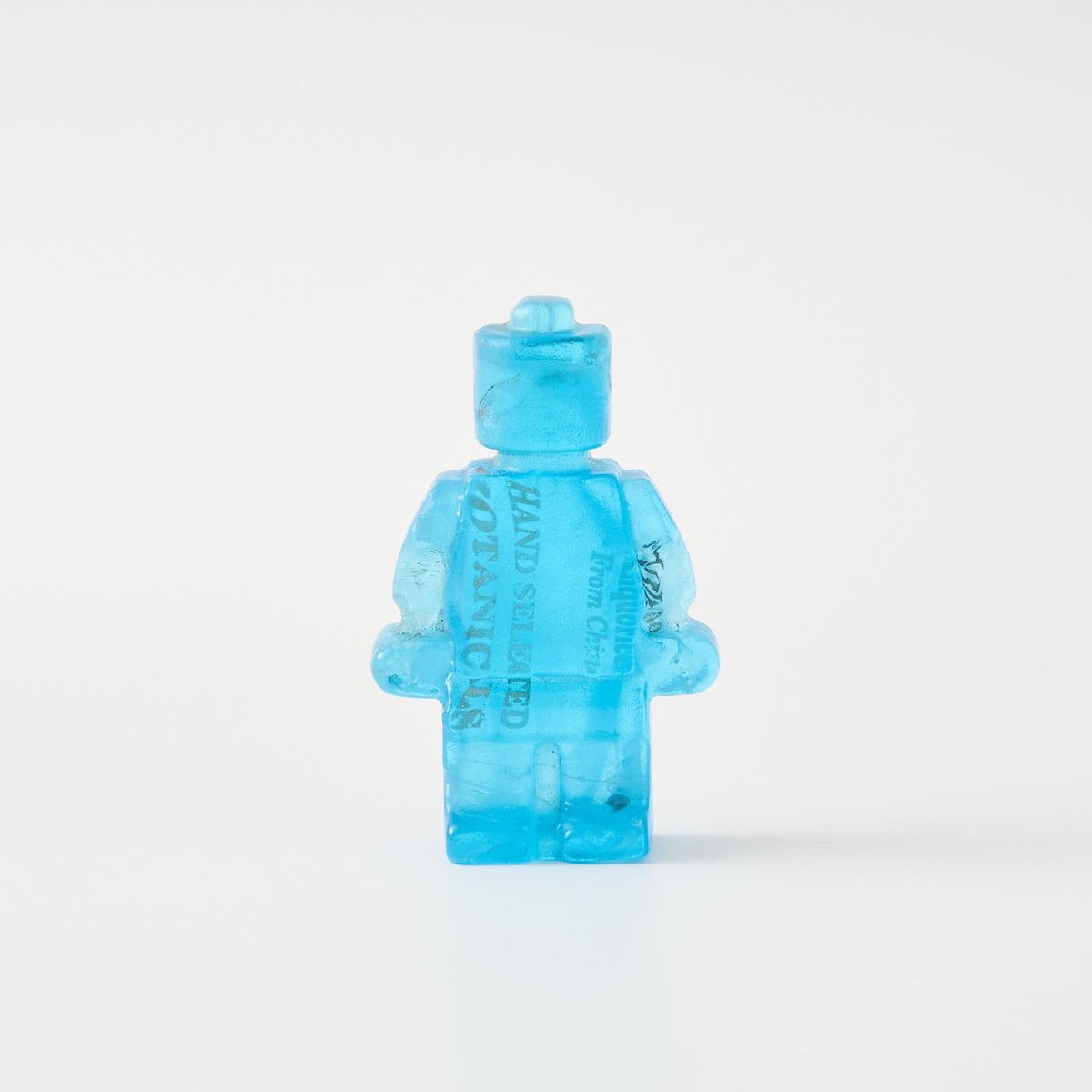 Recycling Narratives

This 9 cm tall cast glass Sweet Nothing, has been made from recycled @BombaySapphire bottles 💙♻️💙

Photograph credit @Al_ick 

#Materiality
#castglass
#recycle
#recycledglass 
#figurativeglasssculpture