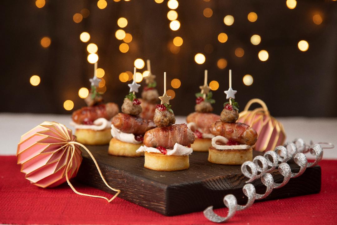 RECIPE : Christmas on a Stick w/ 
<a href="/Scotty__Brand/">Scotty Brand</a> Can you remember those Cheese &amp; Pineapple Hedgehogs that were popular in the 70/80's?
Using Scotty Brand's delicious potatoes here's Christmas on a Stick - a nod those orange tinfoil covered hedgehogs. 
tartanspoon.co.uk/home/recipe-ch…
