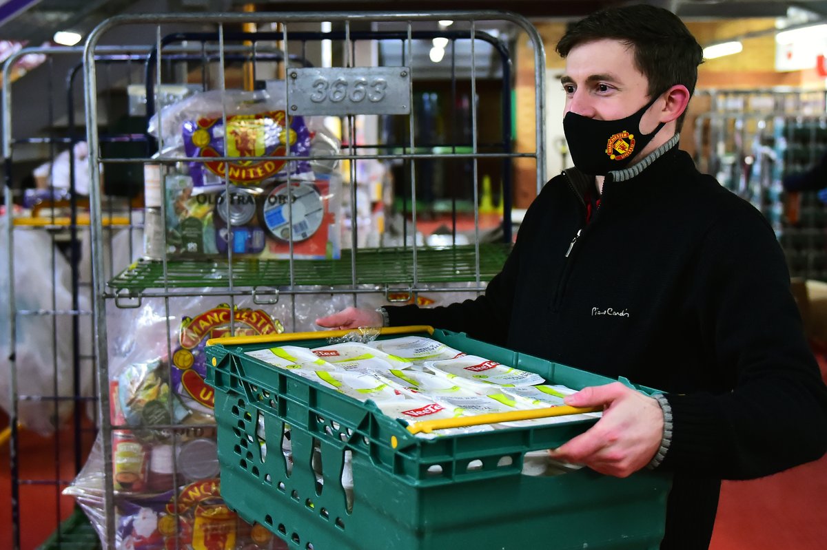 MU_Foundation's tweet photo. The meals will be provided thanks to a joint £100,000 donation from @ManUtd and the Foundation, and you can get involved too! 😀
Find out how you can be a #RedHelper this #Christmas and support your local community 🎄👇
📲 https://t.co/O9a5kWm78i
#SantasRedHelpers 🎅🏻🔴 https://t.co/I5uwuAO5c0