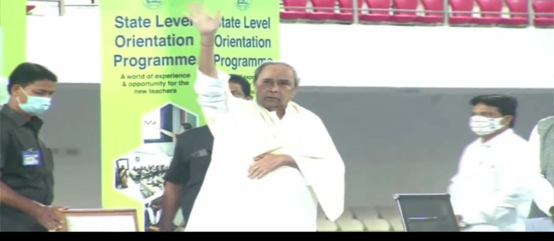 AtanuMLA's tweet photo. ଆଜି ମାନ୍ୟବର  @naveen_odisha ସାର୍ ନିଯୁକ୍ତ ୬୧୩୧ ଶିକ୍ଷକଙ୍କୁ ଦିଗଦର୍ଶନ ଦେଇଛନ୍ତି ।#5T ଅଧୀନରେ ଶିକ୍ଷାକୁ ରୂପାନ୍ତର କରିବାର ଦୃଷ୍ଟିକୋଣର ସଫଳତା ପାଇଁ ଶିକ୍ଷକଙ୍କ ଭୂମିକା ଗୁରୁତ୍ୱପୂର୍ଣ୍ଣ | ଛାତ୍ରଛାତ୍ରୀଙ୍କ ପାଇଁ ଏକ ଆତ୍ମବିଶ୍ୱାସୀ ଜୀବନଯାପନ କରିବା ପାଇଁ ଏକ ରୋଡ୍ ମ୍ୟାପ୍ ରଖାଯାଇଛି |
#OdishaSchoolTransformation https://t.co/dW0tZE4Cho