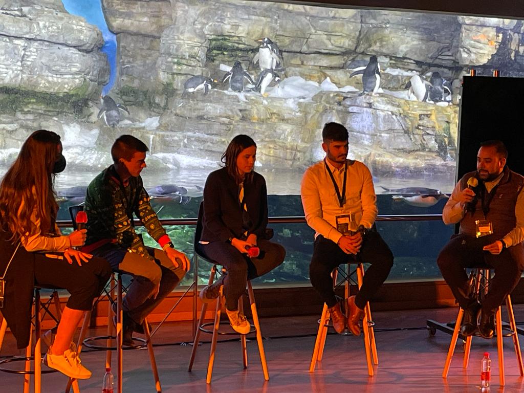 whatwantweb's tweet photo. BStartup: #VDS2021 | Ahora en el #AntárticoStage conociendo las experiencias emprendedoras de algunas de las startups que han pasado por #SIConnect en estas XX ediciones.
🚀@vicentmarti_, CMO de @streamloots
🚀Alberto Sanz, CEO de #Live4Live
🚀Belén O… https://t.co/6tVlyfp0j1