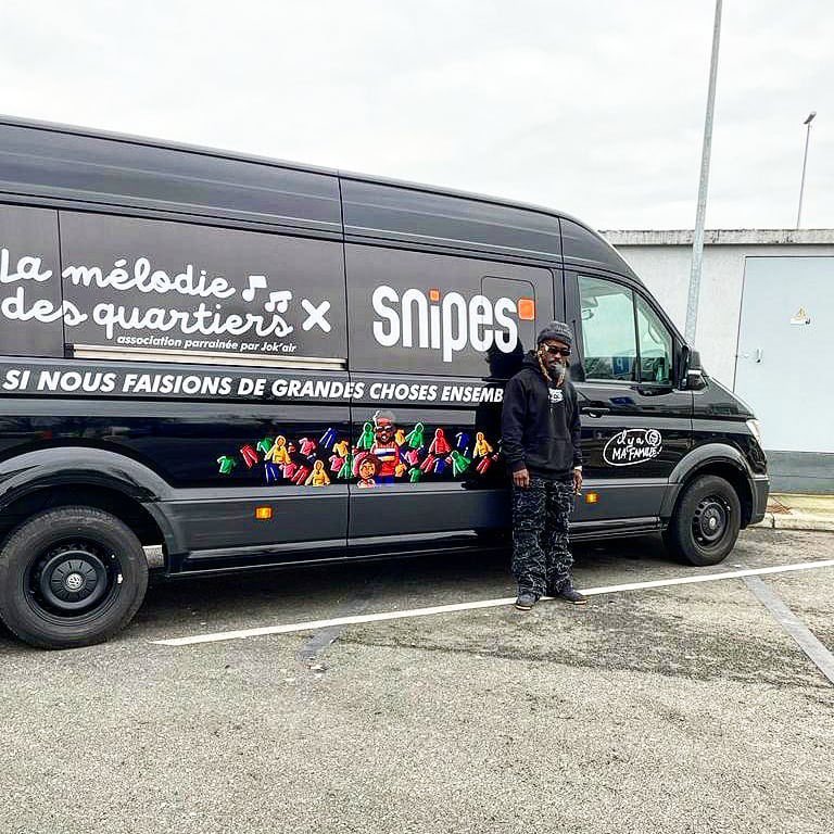 Avec son association La Mélodie des quartiers et @Snipesshop, Jok'air se lance dans une tournée pour offrir des habits d'hiver à des enfants pour ces fêtes de fin d'année. 

Plus d'infos sur : instragram.com/bigdaddyjok ❤️

ET SI NOUS FAISIONS DE GRANDES CHOSES ENSEMBLE?