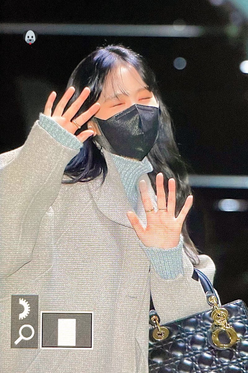 jisoocute_'s tweet photo. 211216 눈부셔하는중✨✨✨✨✨✨✨✨✨✨✨✨✨
#블랙핑크 #지수 #BLACKPINK #JISOO @BLACKPINK https://t.co/gOtW36QYS0