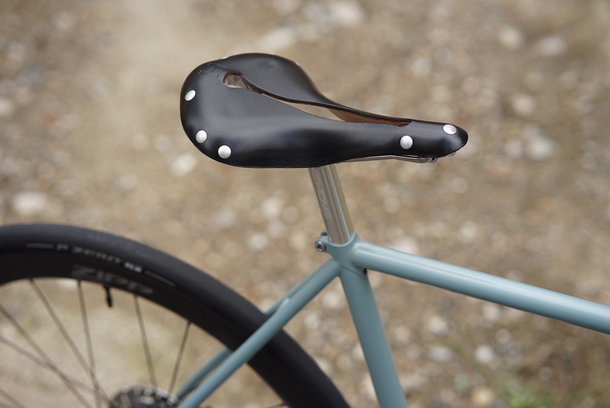 MovementCycle's tweet photo. この組み合わせにレザーサドルっていうのがめっちゃ渋くて良いバランス感ありますね〜。昨日の休日ライドでも調子良さそうでした👌

#extarproton https://t.co/grcIELeo4C