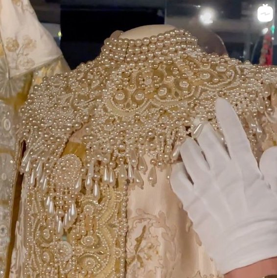 snob_project's tweet image. В Эрмитаже в бальном платье сестры Николая II реставратор обнаружила надкусанную шоколадную конфету. За 118 лет, что она пролежала в одном из рукавов, конфета не только не покрылась плесенью, но и осталась сладкой — реставратор не удержалась и лизнула ее.