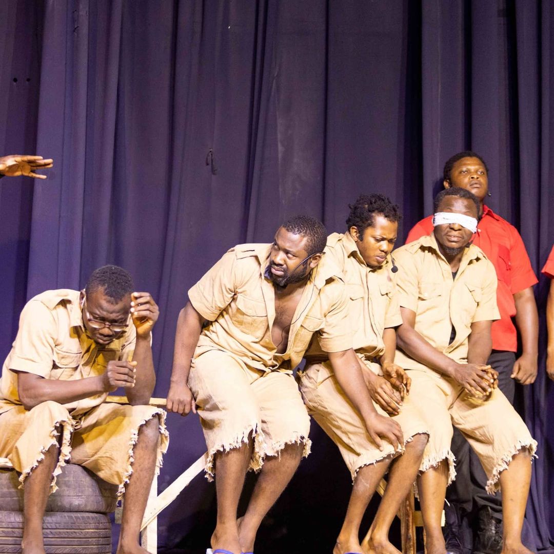 Raconteurprod's tweet photo. @bosxyd played Baba Furo, one of four suspects fingered to the death of Duniya Ali (played by Sinmileoluwa Hassan). These four inmates were close to Duniya Ali. Four of them last saw him before his death.
One of them has a motive strong enough to lead to murder? https://t.co/wtp3W35SNC