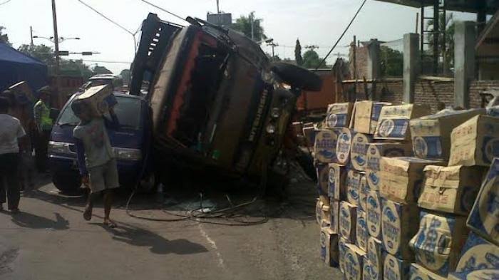 elga001's tweet photo. truk pengangkut Aqua bermuatan 60 ton berjalan dengan kecepatan lambat.
#AquaRusakLingkungan
sampah botol plastik https://t.co/6CMwnhE6Rz