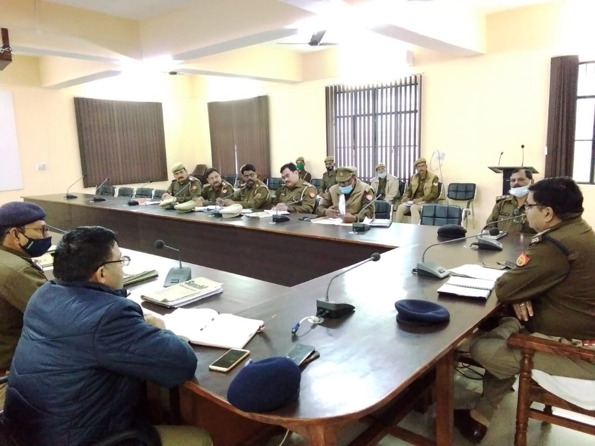 chitrakootpol's tweet photo. #UPPolice
#SPCKt श्री धवल जायसवाल के निर्देशन में #Add.SP श्री शैलेन्द्र कुमार राय द्वारा आगामी विधानसभा सामान्य निर्वाचन 2022 को सकुशल सम्पन्न कराये जाने हेतु जनपद के थाना/चौकी प्रभारियों के साथ मीटिंग कर आवश्यक दिशा-निर्देश दिये । https://t.co/fHtTY70rs6