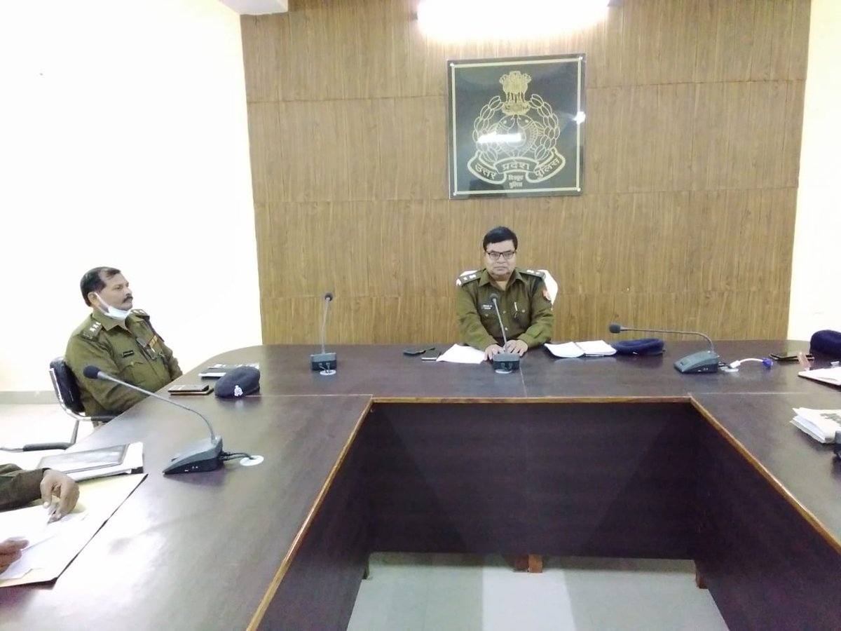 chitrakootpol's tweet photo. #UPPolice
#SPCKt श्री धवल जायसवाल के निर्देशन में #Add.SP श्री शैलेन्द्र कुमार राय द्वारा आगामी विधानसभा सामान्य निर्वाचन 2022 को सकुशल सम्पन्न कराये जाने हेतु जनपद के थाना/चौकी प्रभारियों के साथ मीटिंग कर आवश्यक दिशा-निर्देश दिये । https://t.co/fHtTY70rs6