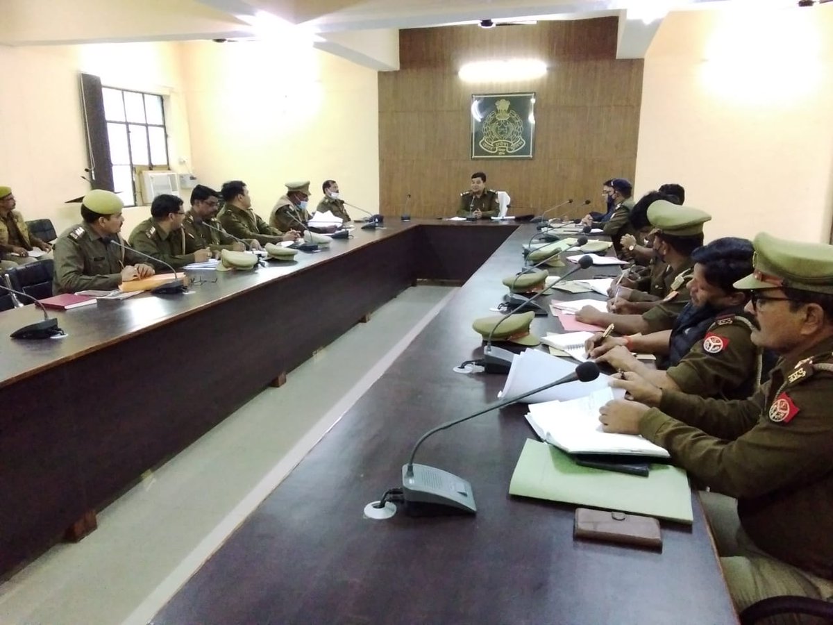 chitrakootpol's tweet photo. #UPPolice
#SPCKt श्री धवल जायसवाल के निर्देशन में #Add.SP श्री शैलेन्द्र कुमार राय द्वारा आगामी विधानसभा सामान्य निर्वाचन 2022 को सकुशल सम्पन्न कराये जाने हेतु जनपद के थाना/चौकी प्रभारियों के साथ मीटिंग कर आवश्यक दिशा-निर्देश दिये । https://t.co/fHtTY70rs6