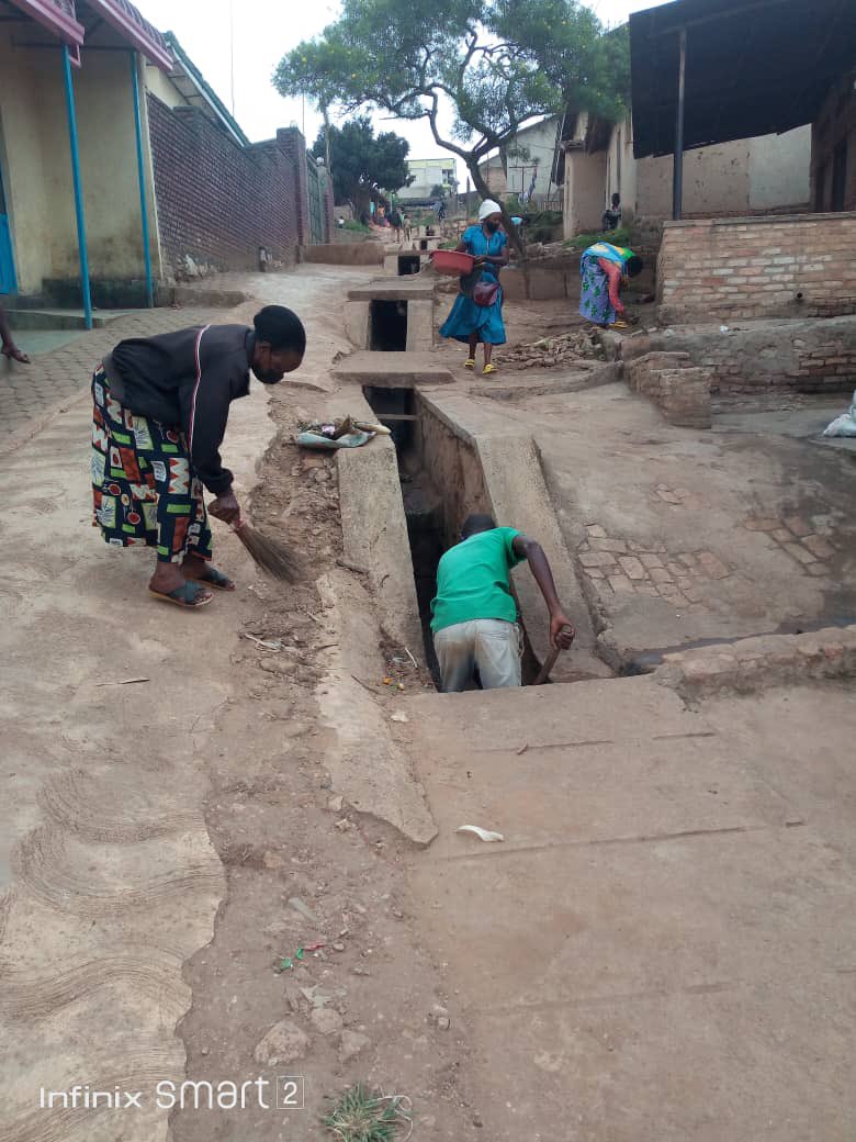 NyamabuyeSec_'s tweet photo. Kuri uyu wa kane, abaturage batuye imidugudu igize umurenge wa @NyamabuyeSec_ bitabiriye « Igitondo cy’Isuku » aho bakoze isuku mu bice bitandukanye by’Umujyi wa @Muhangadis.  Iyi gahunda izajya iba buri wa kane mu midugudu yose. @RwandaSouth @RwandaLocalGov https://t.co/bDdtdwHBoi