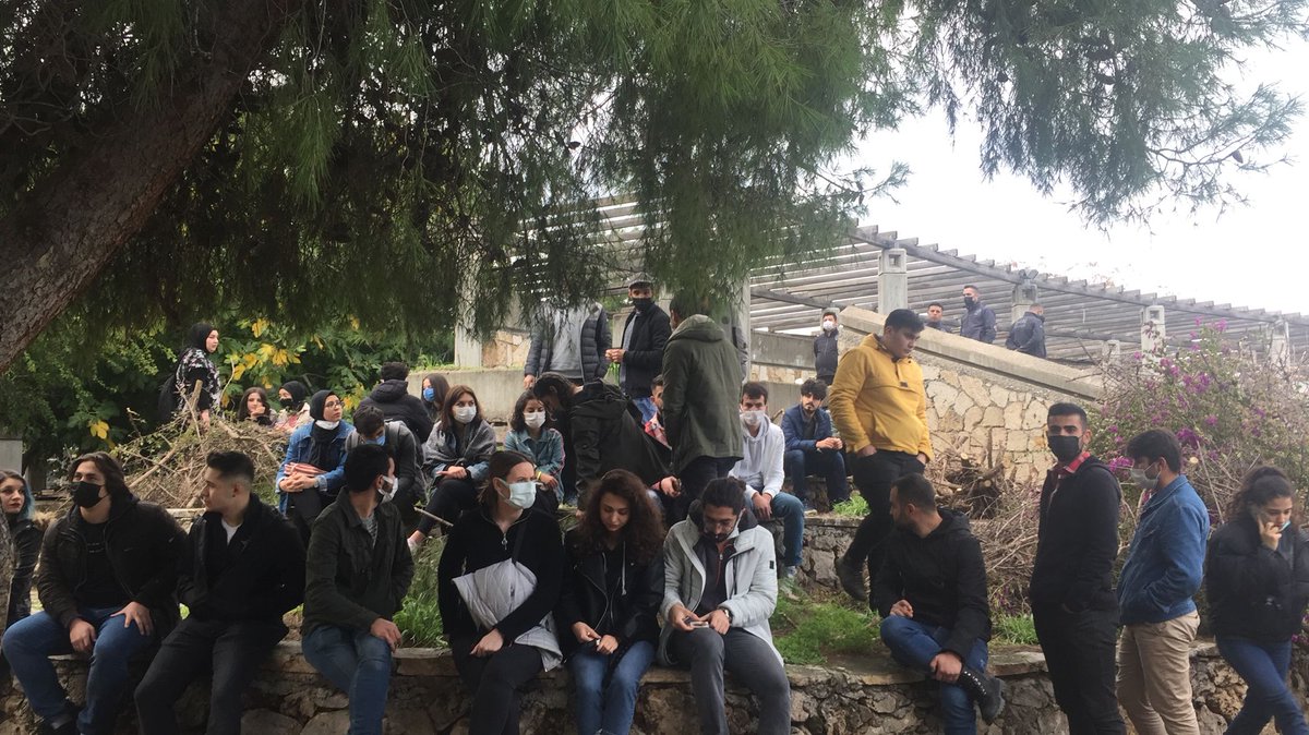 Forumun gerçekleştirileceği alan "elektrik arızası" gerekçe gösterilerek kapatılmış, yönetim daha farklı bir yerde gerçekleştirebileceğimizi beyan etmiştir. Bizler de amfi tiyatronun yanında yerimizi tuttuk, polisin alandan çekilmesini bekliyoruz.