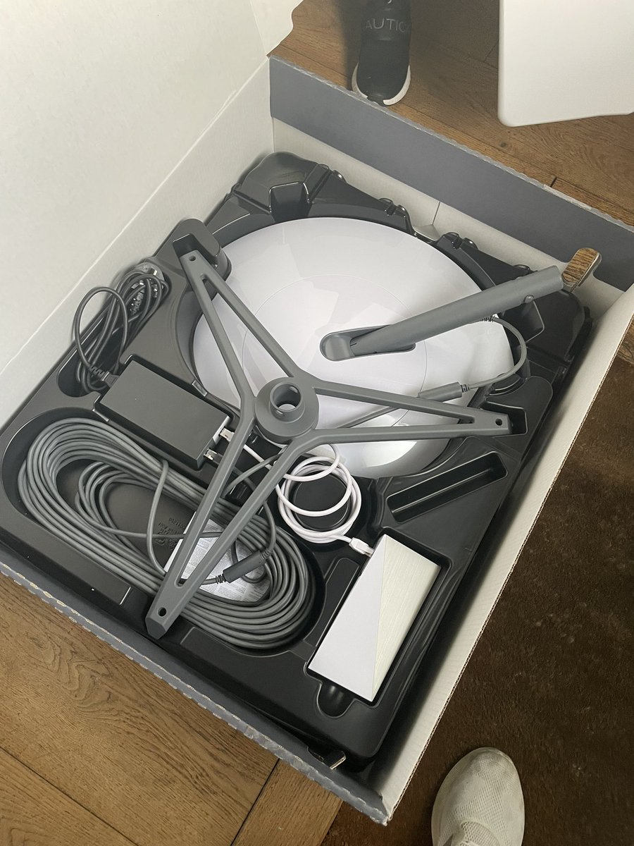 richardgrundy's tweet photo. This tweet is brought to you by the amazing @SpaceXStarlink. 20 mins from delivery to high speed internet connection! Thanks to everyone 🙌 who made this possible! Also @elonmusk for doing his thing (tips hat). Mars, Stars &amp; Cars! #starlink #uk #damnthisisfast https://t.co/GR2RuMP5V9