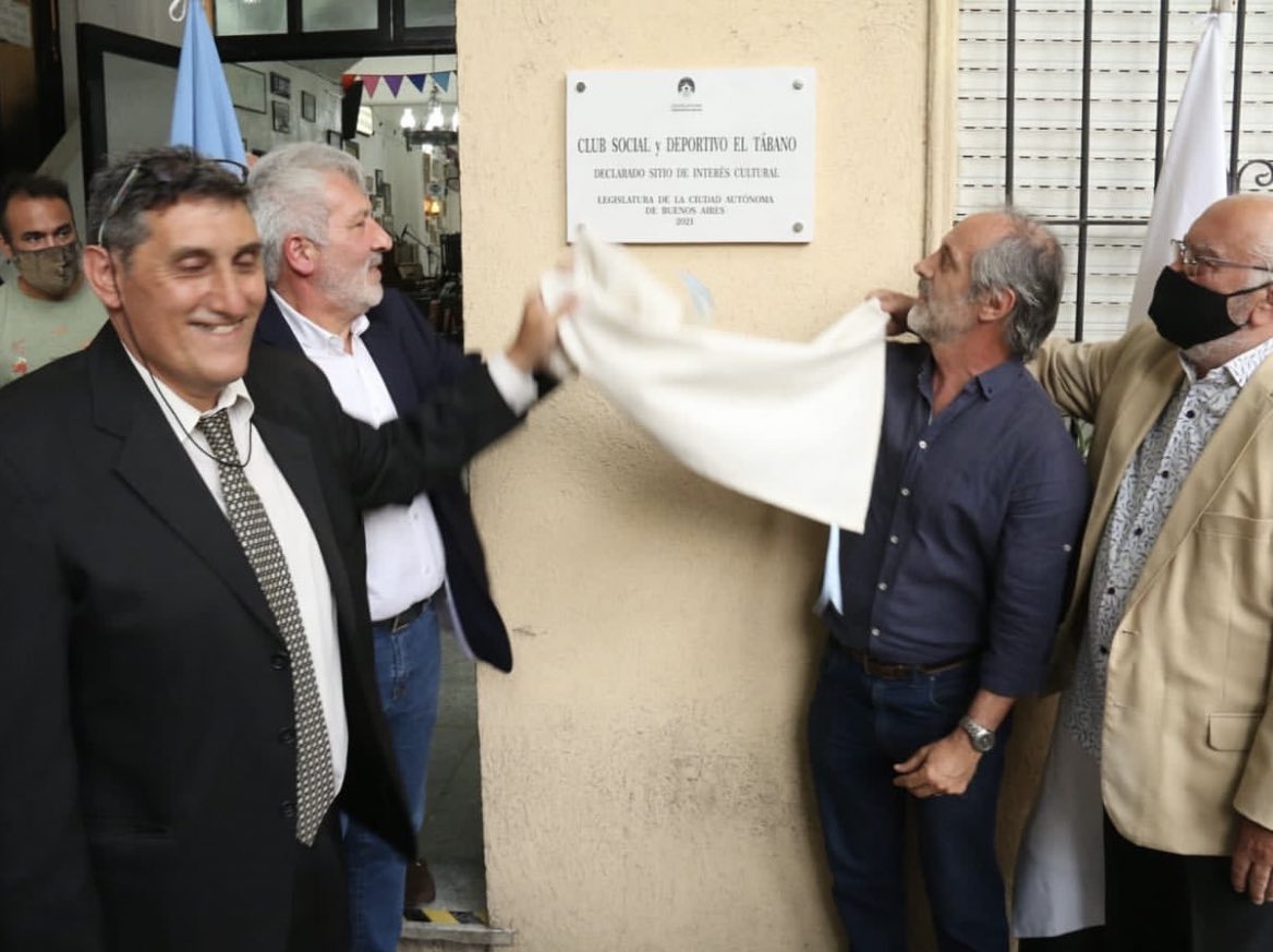 ClaudioMorresi's tweet photo. Ayer junto a @claudioaferreno participamos del descubrimiento de la placa que declara al Club Social y Deportivo El Tábano de Interés Cultural por @LegisCABA.

El Tábano es uno de los tantos clubes porteños que dan vida a nuestros barrios con actividades deportivas y culturales. https://t.co/XzpdlSSsvf