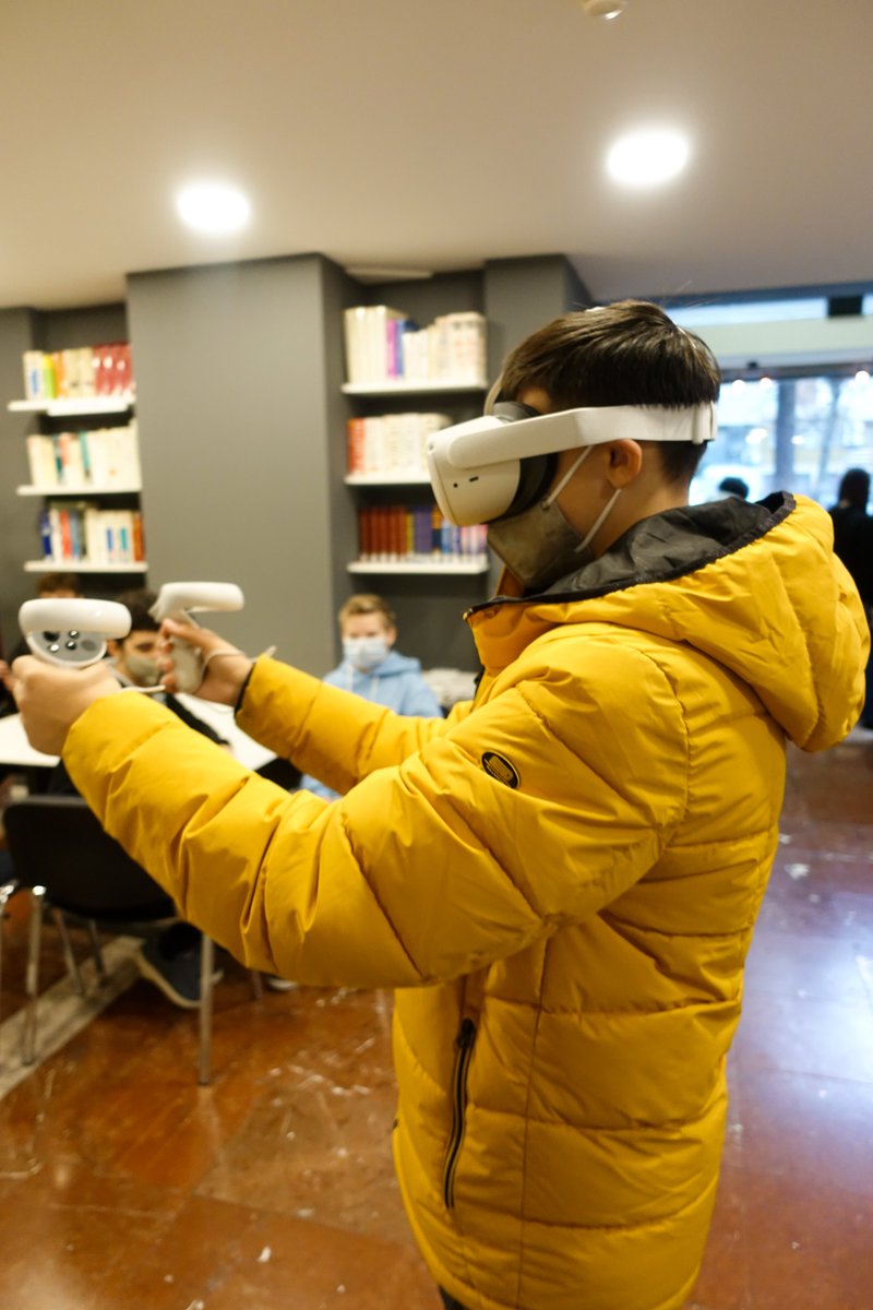 IFSkopje's tweet photo. Les élèves du collège N.G. Dunja de Skopje, accompagnés de leur professeure M. Trajkovic, ont visité les deux #coins de #réalitévirtuelle à l'IFS, ouverts grâce au soutien du Fonds médiathèques XXI de l'@IFParis, et ont réalisé une visite immersive de #Paris et ses grands musées. https://t.co/lbNUhPU9NH