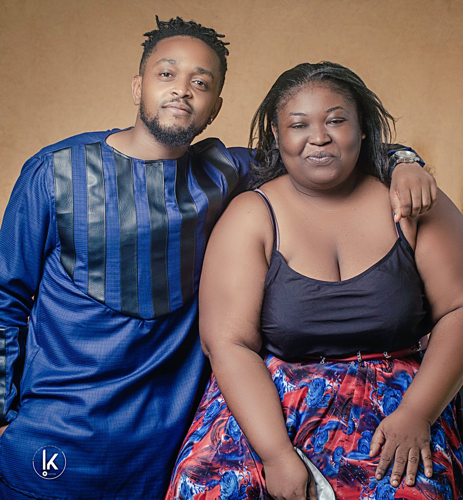 2_corps's tweet photo. Petite Doc : Elle se nomme Nancy NTOUTOUME, elle est Styliste Gabonaise et détient la marque #Ntunama.
Elle est l'auteur de la tenue que porte Sir Okoss sur le cover de TCHUPA, et aussi de celle qu'il porte sur cette photo. https://t.co/sFFuh4jUYp