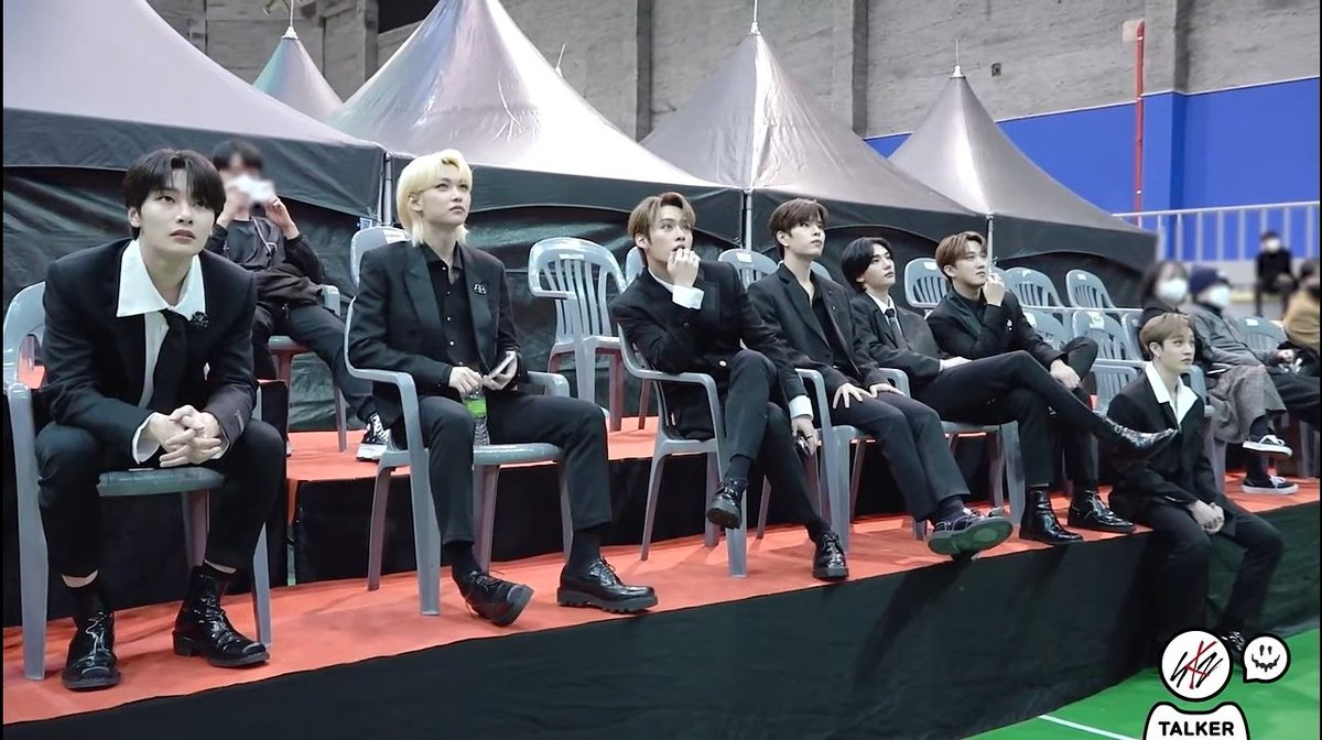 -tsk <a href="/Stray_Kids/">Stray Kids</a> apa yg akan kalian lakukan kalo terpaksa harus lewat di depan mereka? Sender nangis duluan keknya, ganteng2 bgt abisnya😭😭😭😭