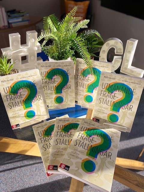 We have received our first copies of <a href="/MartinRenton/">Martin Renton</a>'s #Swedish version of 'Challenging Learning Through Questioning' at our HQ 🥳

You can order copies direct from <a href="/naturochkultur/">Natur & Kultur</a> now:
nok.se/titlar/laromed…

<a href="/marskogvoll/">marianne skogvoll</a>