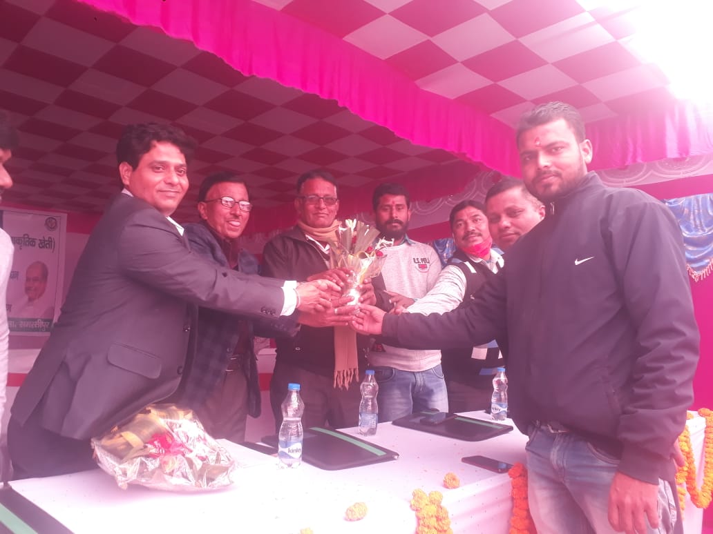 Manishpandeymi1's tweet image. शून्य लागत पर प्राकृतिक खेती विषय पर गुजरात में आयोजित सम्मेलन का सीधा प्रसारण मांझी कृषि विज्ञान केंद्र परिसर में हुआ। वर्चुअल प्रसारण के कार्यक्रम में कृषि वैज्ञानिको तथा कृषि  पदाधिकारी के साथ मांझी,एकमा,रिविलगंज तथा जलालपुर के किसान उपस्थित रहे।