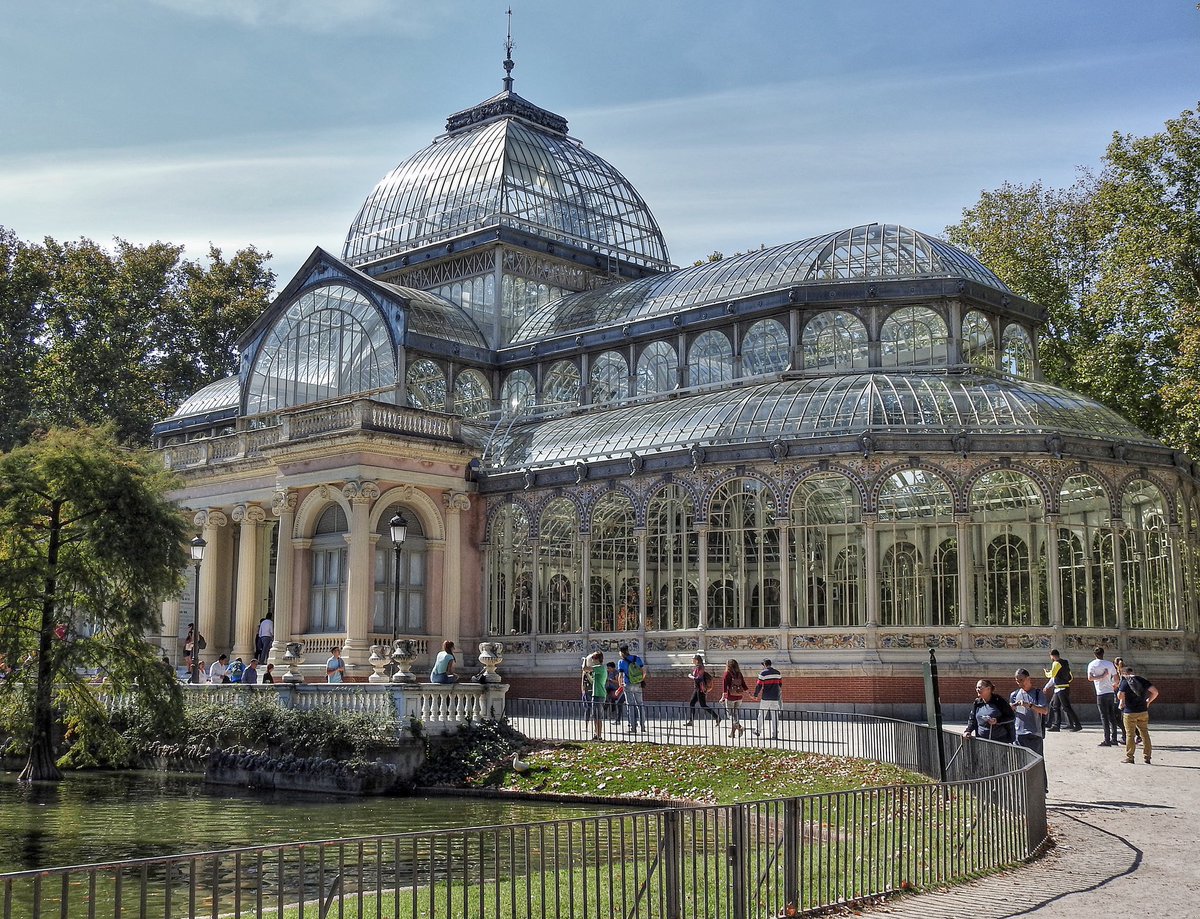 PepPuigRos's tweet photo. Compareu l’hivernacle de la Ciutadella amb el Palacio de Cristal del Retiro. 

Tindreu la resposta del que passa a Barcelona. https://t.co/Dxvyhcdlox