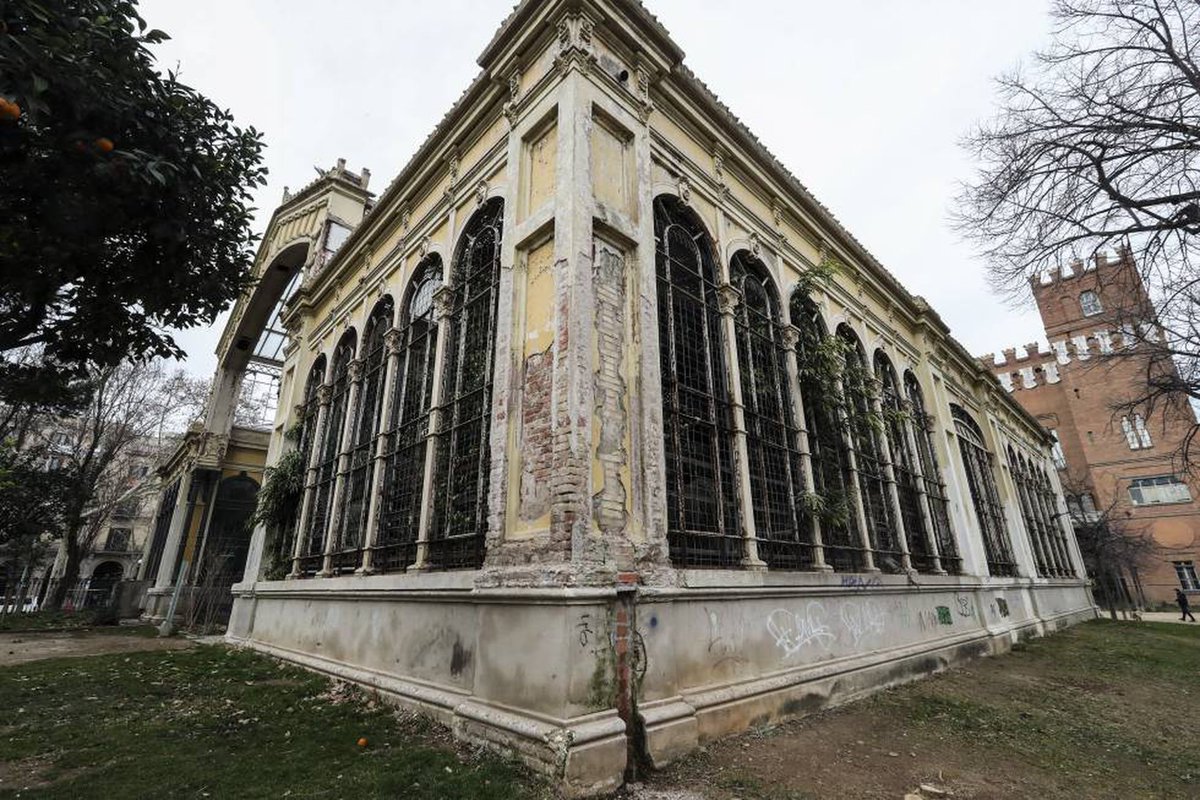 PepPuigRos's tweet photo. Compareu l’hivernacle de la Ciutadella amb el Palacio de Cristal del Retiro. 

Tindreu la resposta del que passa a Barcelona. https://t.co/Dxvyhcdlox
