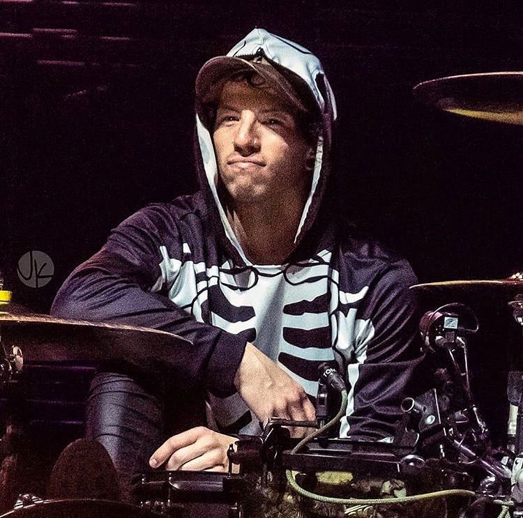 cryingforjosh's tweet image. otro dia amando cada vez a este hombre 💙