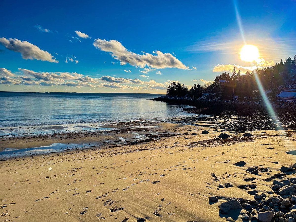 I was so excited last week when the sun was setting over Seawall Beach. Last time I was here for the sunset there was no sun. It was behind the trees. . . . . . . . . . . #novascotiabeaches #novascotia #sunsets #chasingsunsets #seawallbeach #wintertime