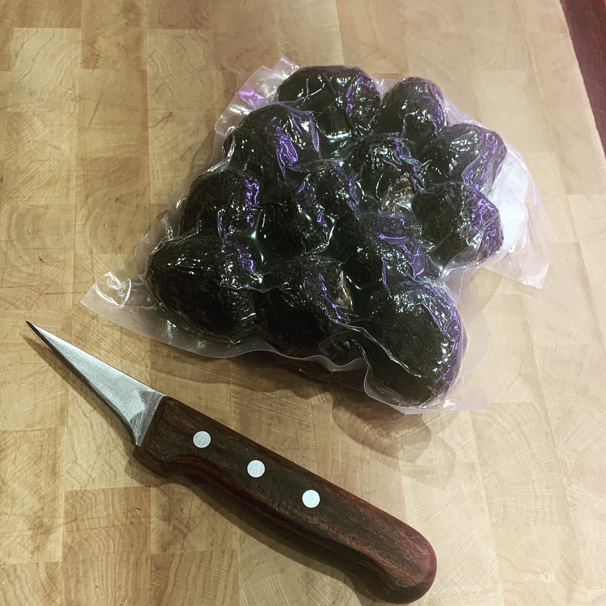 Langlai73410097's tweet photo. Lorsque l’or noir côtoiera l’or rouge,
Bouche bée par le goût égaillée ,
Régalades assurées
Péché assumé !
#miam #truffes #perigord #ornoir #filetdeboeuf #noel #gastronomiefrancaise #savoirfaire #madeinfrance #france #perigord #frenchgastronomy #jaimelaviande https://t.co/tDNcyFAhhe